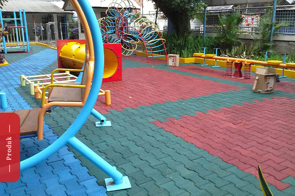 Karpet karet dengan permukaan yang empuk dan anti selip untuk area bermain anak ...